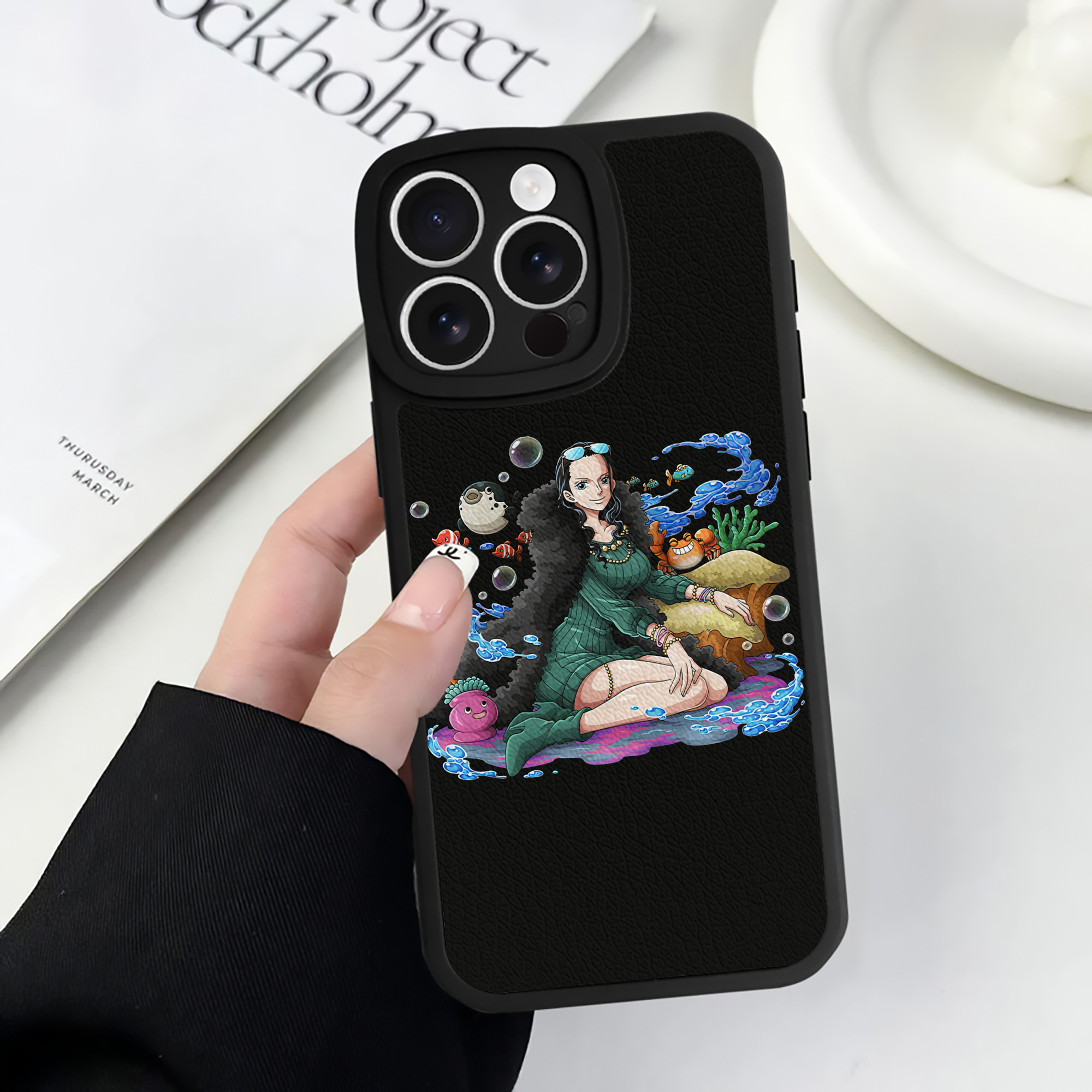 （画像用） ワンピース ニコ・ロビン ONE PIECE Nico Robin 【iPhone 16シリーズ対応】シリコンスマホケース（レザー調） 材質：シリコン
